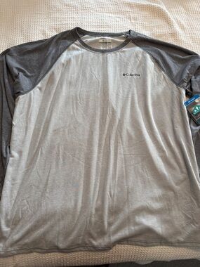 Columbia Men’s Long-Sleeve Raglan Shirt in Light Gray and Dark Gray